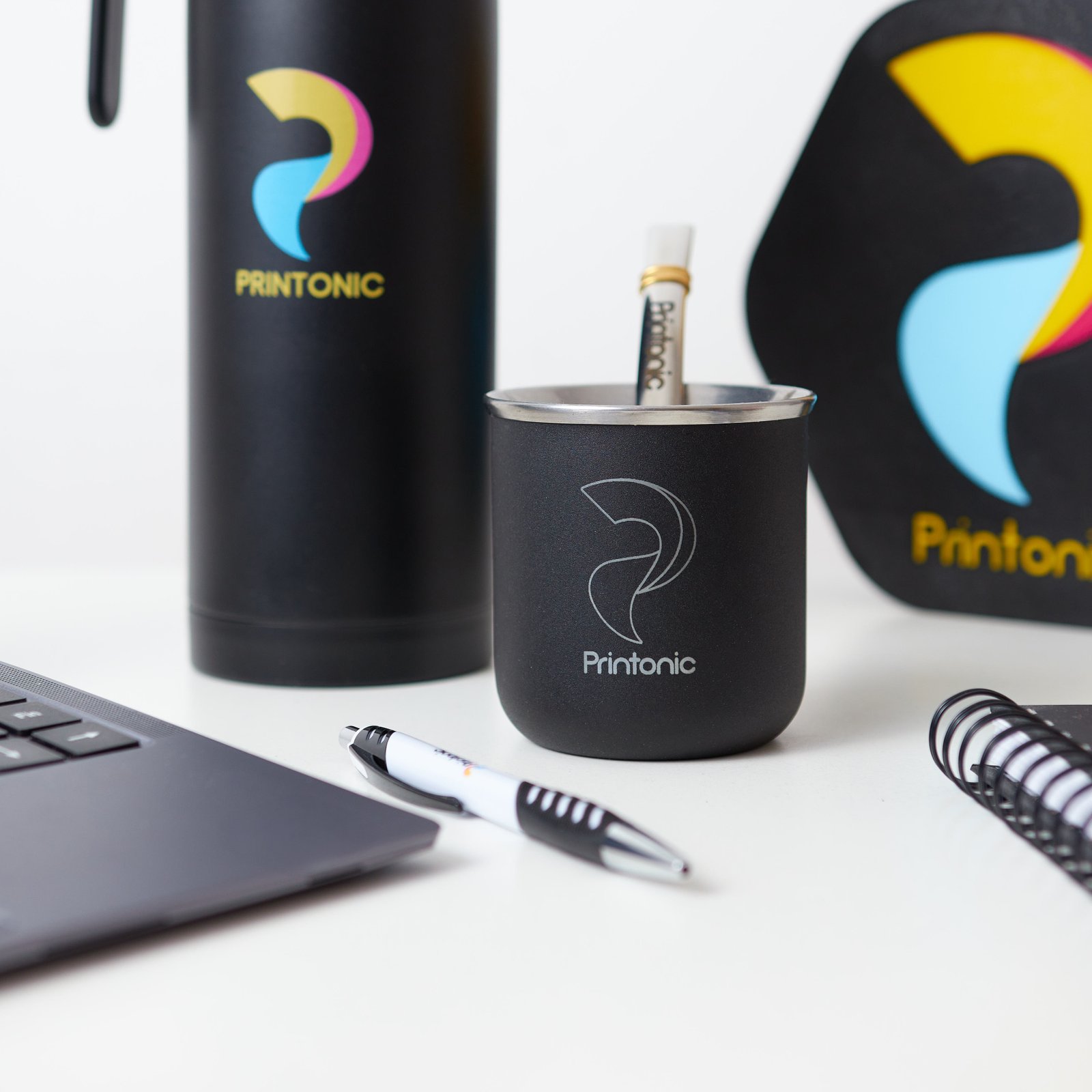 Mate con un logo grabado y diseño ergonómico
